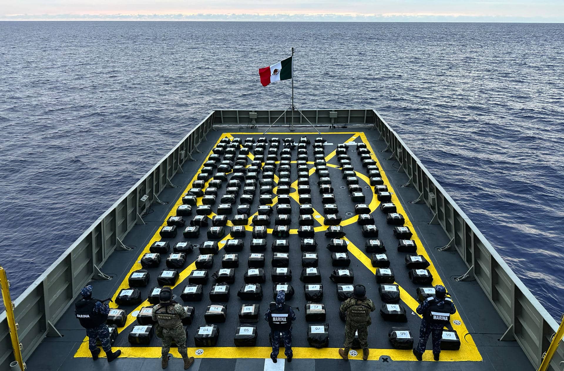 Fotografía cedida hoy, por la Secretaría de Marina de agentes de la dependencia resguardando un decomiso de presunta droga en el océano Pacífico (México). EFE/Secretaría de Marina/SOLO USO EDITORIAL/NO VENTAS/SOLO USO EDITORIAL/SOLO DISPONIBLE PARA ILUSTRAR LA NOTICIA QUE ACOMPAÑA (CRÉDITO OBLIGATORIO)