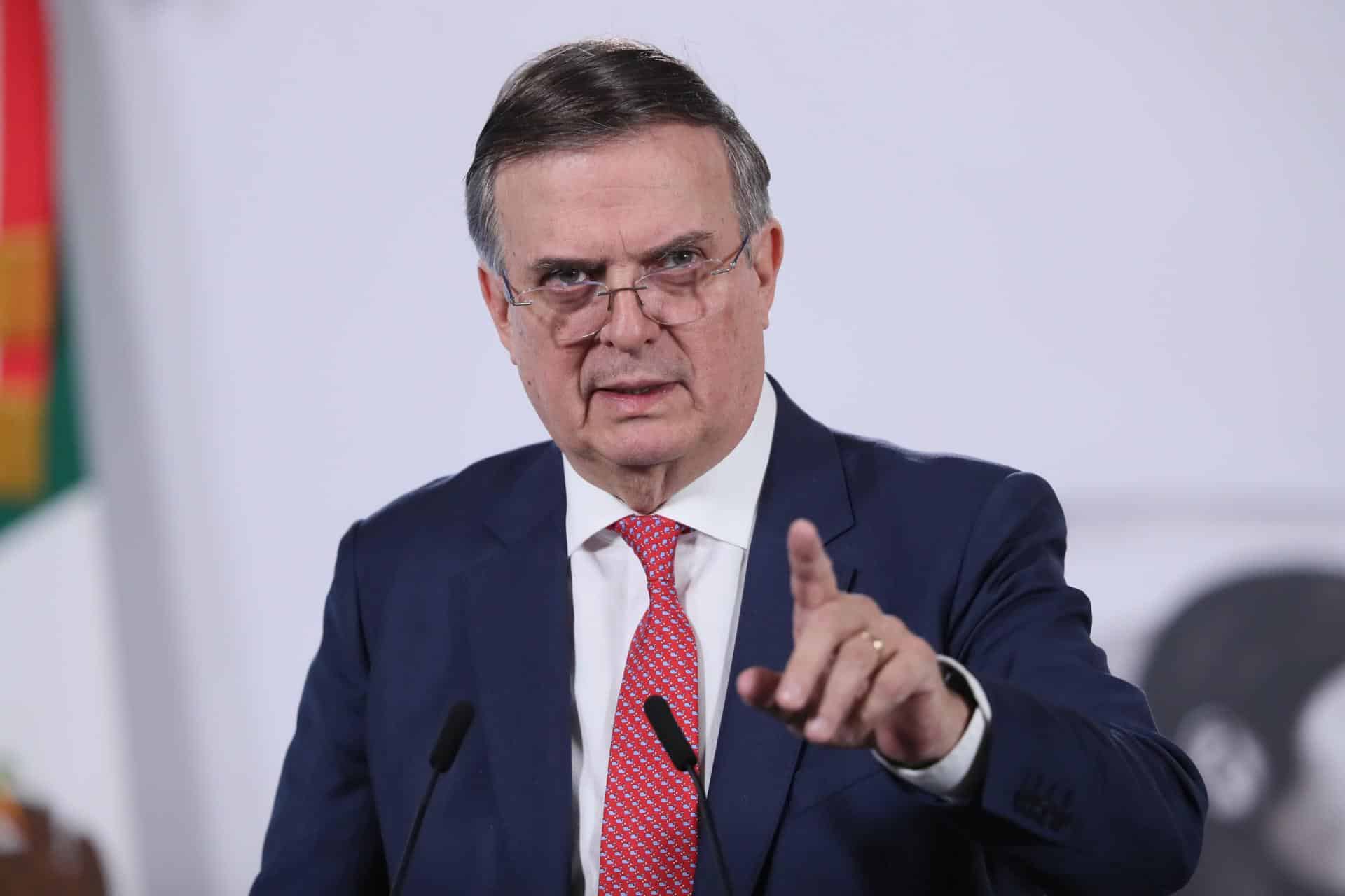 El secretario de Economía de México, Marcelo Ebrard, habla en una rueda de prensa este jueves, en el Palacio Nacional de Ciudad de México (México). EFE/ Mario Guzmán