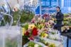 Una persona sostiene un ramo de flores este viernes, en una tienda de Nueva York (EE.UU.). EFE/ Ángel Colmenares

