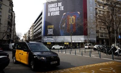 - El argentino Leo Messi se ha convertido, indirectamente, en el protagonista este miércoles de la campaña electoral del Barcelona, ya que ha aparecido en una lona gigante en el centro de la ciudad con su imagen, una iniciativa auspiciada desde la precandidatura de Marc Ciria (Movimiento 42). EFE/Alberto Estévez