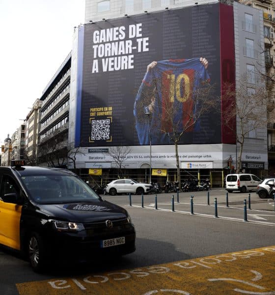 - El argentino Leo Messi se ha convertido, indirectamente, en el protagonista este miércoles de la campaña electoral del Barcelona, ya que ha aparecido en una lona gigante en el centro de la ciudad con su imagen, una iniciativa auspiciada desde la precandidatura de Marc Ciria (Movimiento 42). EFE/Alberto Estévez