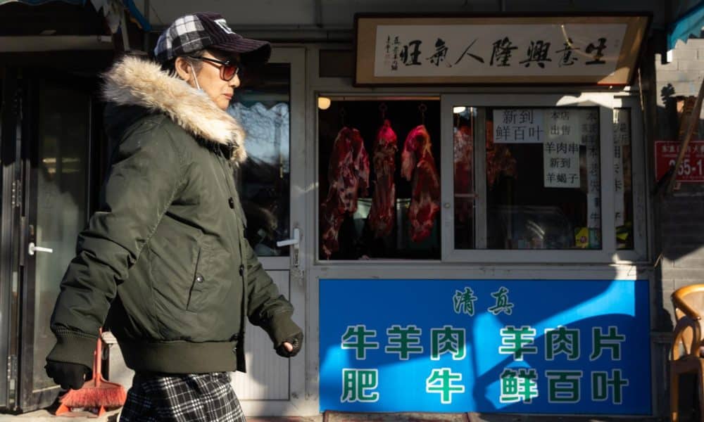 BEIJING (China), 11/02/2026.- Una persona pasea junto a una carnicería en Beijing, China, el 11 de febrero de 2026. EFE/EPA/JESSICA LEE