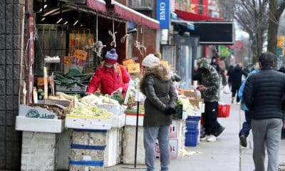 Transeúntes caminan por la Avenida Spadina en el Barrio Chino de Toronto (Canadá). Imagen de archivo. EFE/ Osvaldo Ponce