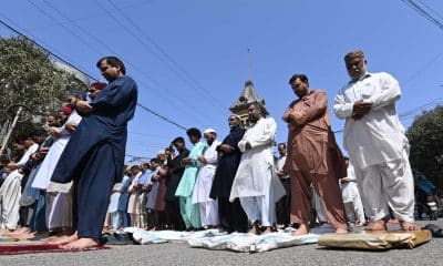 KARACHI (Pakistan), 27/02/2026.- Musulmanes asisten a un rezo en Karachi, Pakistán. EFE/EPA/SHAHZAIB AKBER