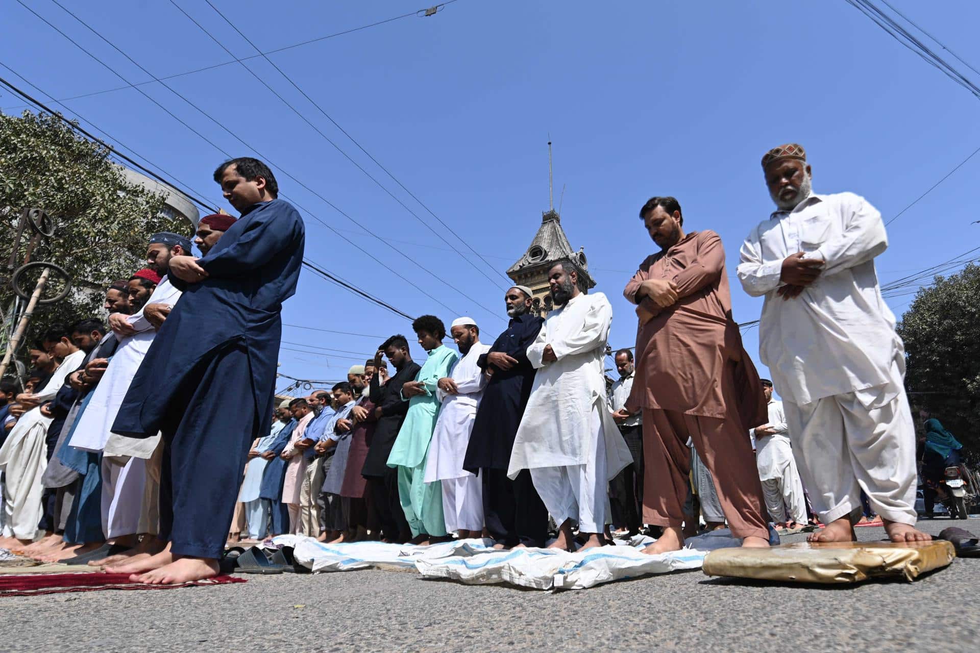 KARACHI (Pakistan), 27/02/2026.- Musulmanes asisten a un rezo en Karachi, Pakistán. EFE/EPA/SHAHZAIB AKBER