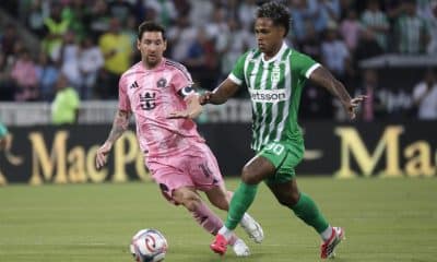 Fotografía del 31 de enero de 2026 en la que se observa a Lionel Messi (i), del Inter Miami, al disputar el balón con Juan Zapata, de Atlético Nacional, durante un partido amistoso entre el Inter Miami y Atlético Nacional en el estadio Atanasio Girardot, en Medellín (Colombia). EFE/Carlos Ortega