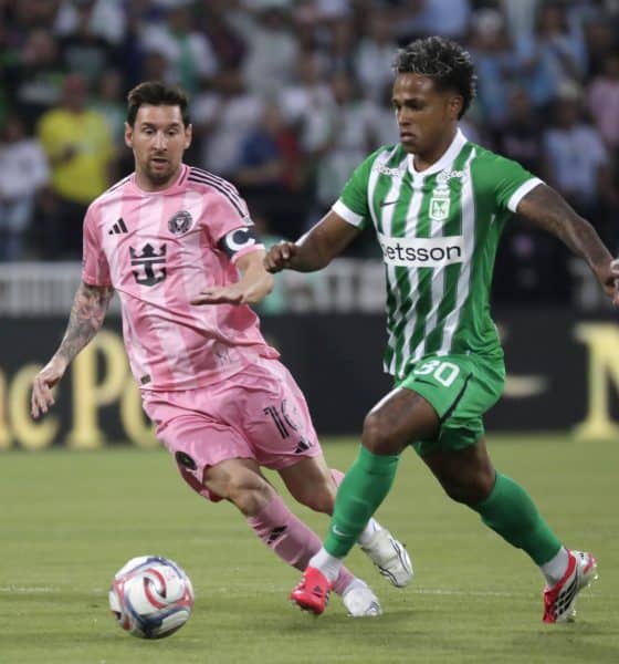 Fotografía del 31 de enero de 2026 en la que se observa a Lionel Messi (i), del Inter Miami, al disputar el balón con Juan Zapata, de Atlético Nacional, durante un partido amistoso entre el Inter Miami y Atlético Nacional en el estadio Atanasio Girardot, en Medellín (Colombia). EFE/Carlos Ortega