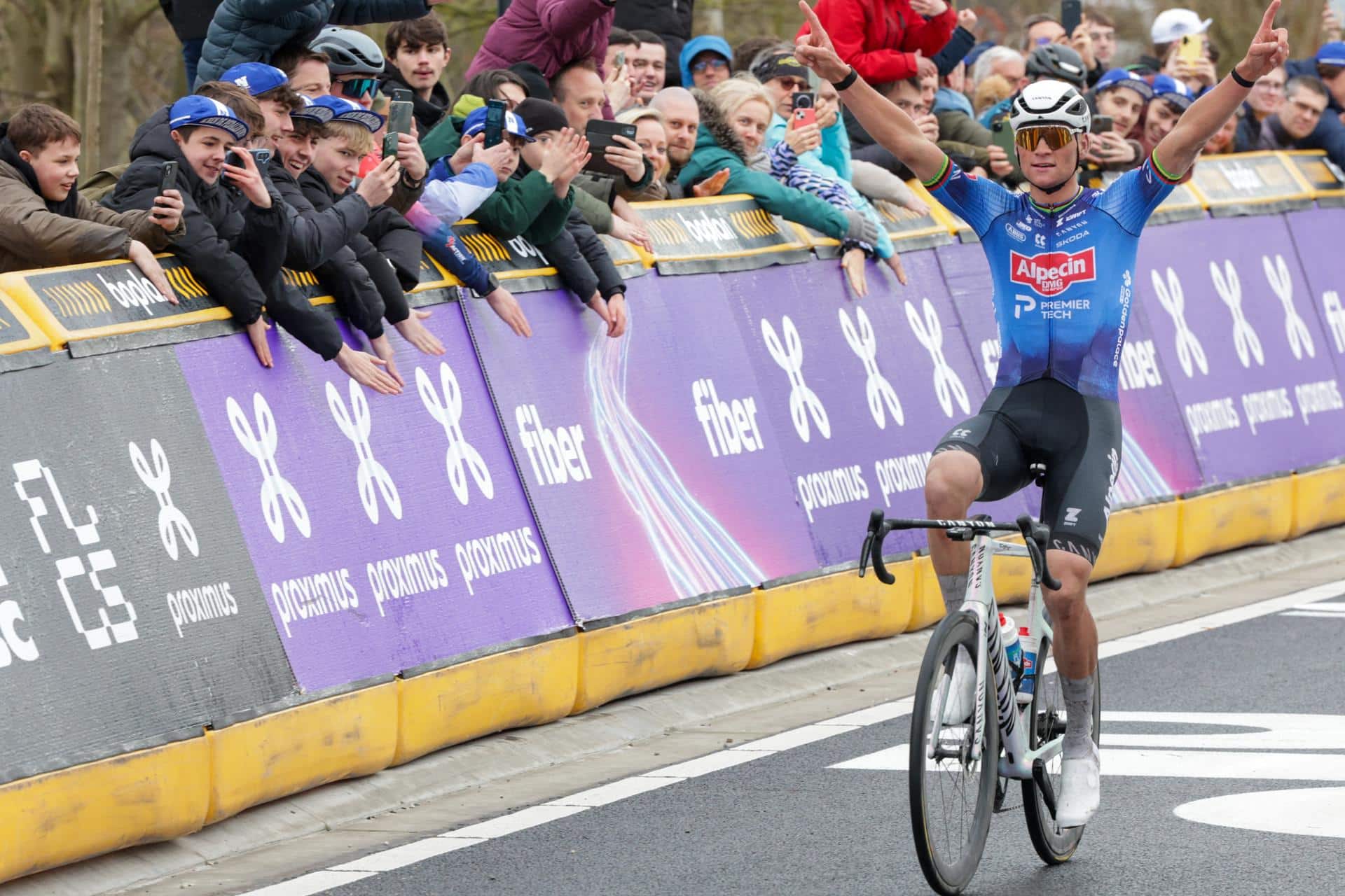 El neerlandés Mathieu Van der Poel (Alpecin Premier Tech) en la Omloop Nieuwsblad. EFE/EPA/OLIVIER MATTHYS