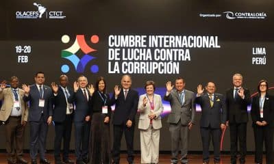 Fotografía cedida por la Contraloría General de la República de Perú en la que muestra al contralor general, César Aguilar Surichaqui (c-i) posando este jueves, en la foto oficial junto a las delegaciones de Entidades Fiscalizadoras Superiores (EFS) de más de treinta países, en Lima (Perú). EFE/ Contraloría General de Perú