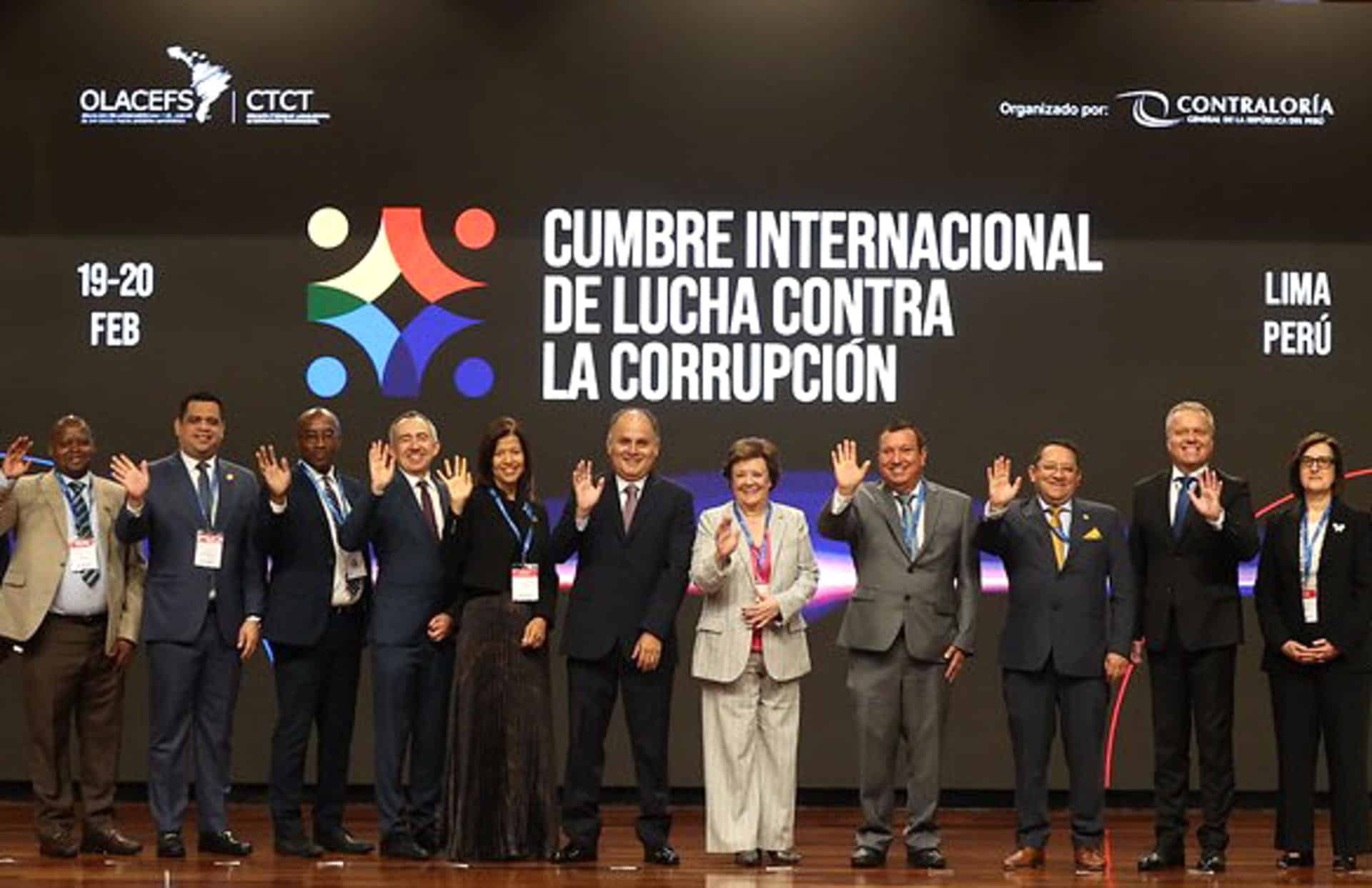 Fotografía cedida por la Contraloría General de la República de Perú en la que muestra al contralor general, César Aguilar Surichaqui (c-i) posando este jueves, en la foto oficial junto a las delegaciones de Entidades Fiscalizadoras Superiores (EFS) de más de treinta países, en Lima (Perú). EFE/ Contraloría General de Perú