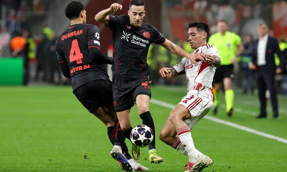 El jugador español del Leverkusen Lucas Vazquez (c) en acción ante Francisco Ortega, del Olympiacos, durante el partido de la fase de acceso a octavos de la UEFA Champions League que han jugado Bayer 04 Leverkusen y Olympiacos Piraeus, en Leverkusen, Alemania. EFE/EPA/FRIEDEMANN VOGEL