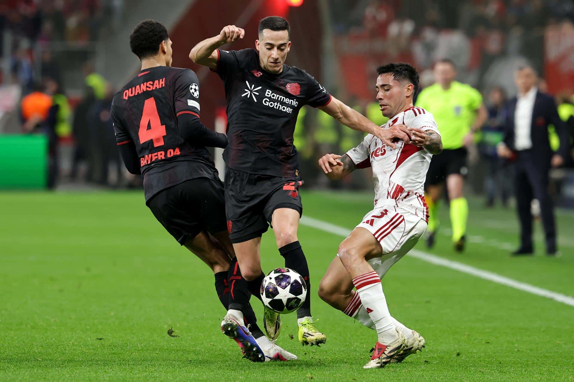 El jugador español del Leverkusen Lucas Vazquez (c) en acción ante Francisco Ortega, del Olympiacos, durante el partido de la fase de acceso a octavos de la UEFA Champions League que han jugado Bayer 04 Leverkusen y Olympiacos Piraeus, en Leverkusen, Alemania. EFE/EPA/FRIEDEMANN VOGEL