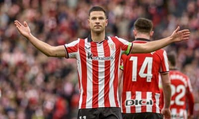 El delantero del Athletic Club de Bilbao Gorka Guruzeta (c) celebra marcar el segundo gol del equipo bilbaíno, durante el partido de Liga en Primera División ante el Levante que disputaron en el estadio de San Mamés, en Bilbao. EFE/Javier Zorrilla