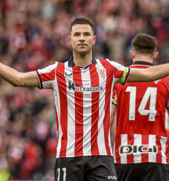 El delantero del Athletic Club de Bilbao Gorka Guruzeta (c) celebra marcar el segundo gol del equipo bilbaíno, durante el partido de Liga en Primera División ante el Levante que disputaron en el estadio de San Mamés, en Bilbao. EFE/Javier Zorrilla