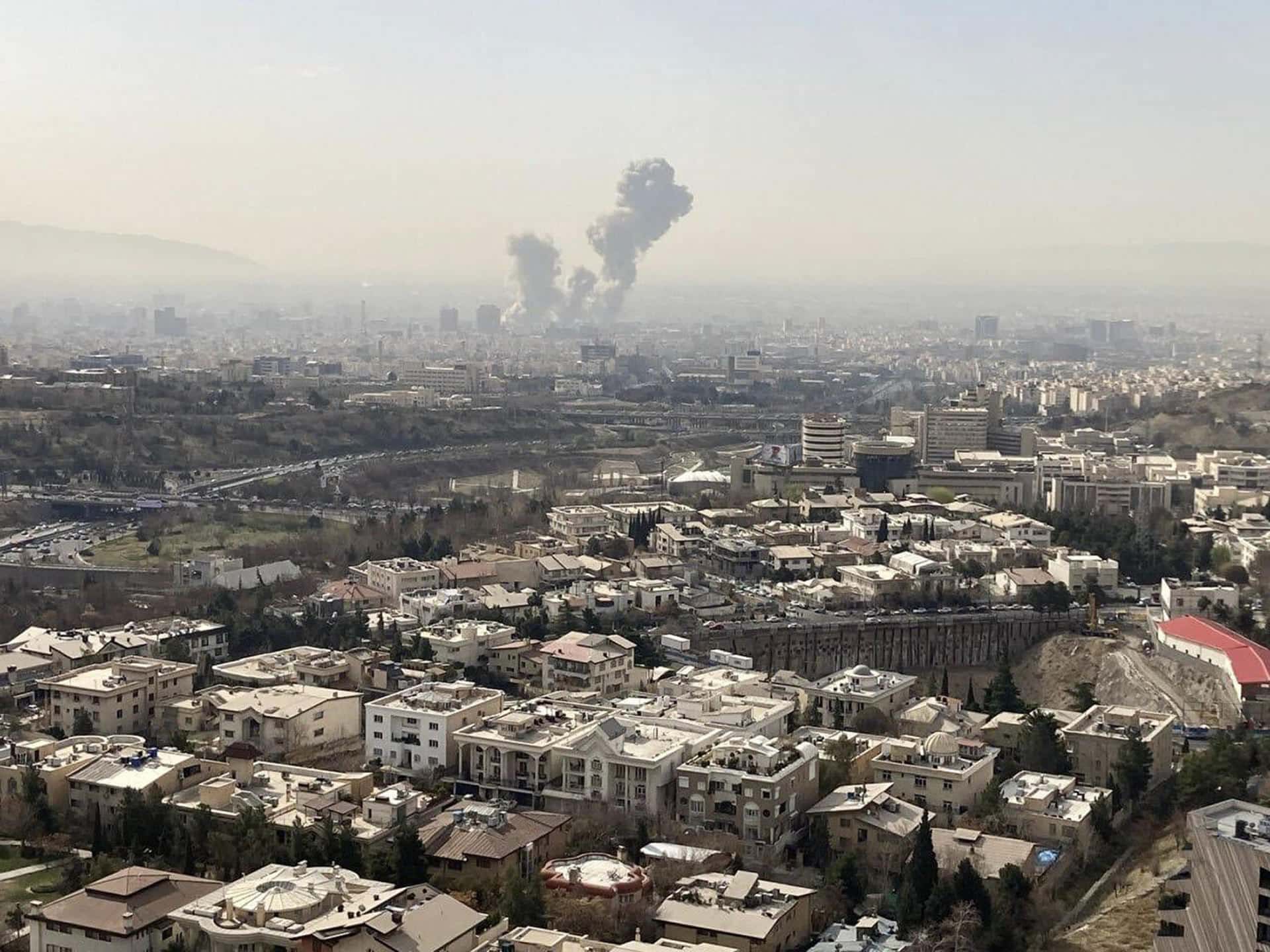 TEHERÁN (IRÁN), 28/02/2026.- Una columna de humo emerge del centro de Teherán tras un ataque israelí este sábado. Irán anunció este sábado el cierre de su espacio aéreo después de que se escucharan varias explosiones en diversos puntos de Teherán y de que Israel informara de que ha lanzado un ataque preventivo contra el país persa. EFE/ Mehrnews SOLO USO EDITORIAL/SOLO DISPONIBLE PARA ILUSTRAR LA NOTICIA QUE ACOMPAÑA (CRÉDITO OBLIGATORIO). PROHIBIDO SU USO POR MEDIOS ISRAELÍES