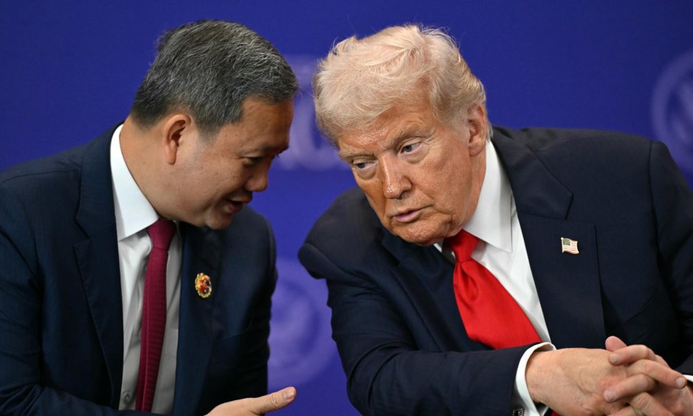 Fotografía de archivo, tomada el 26/10/2025, que muestra al presidente de Estados Unidos, Donald Trump, escuchando al primer ministro de Camboya, Hun Manet, durante un acto en Kuala Lumpur, Malasia. EFE/EPA/MOHD RASFAN / POOL