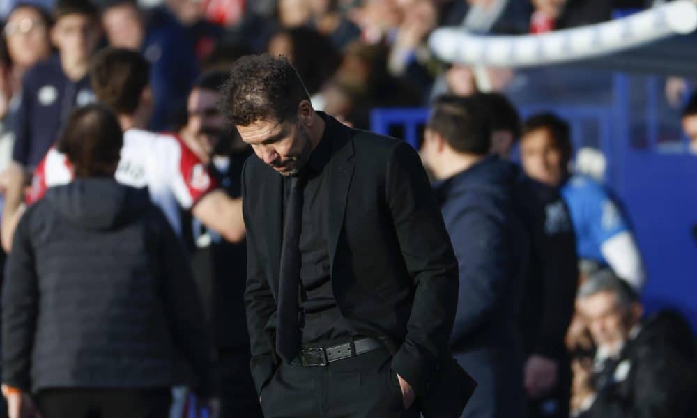 El entrenador del Atlético de Madrid, el argentino Diego Simeone, durante el partido de la jornada 24 de LaLiga que disputaron el Rayo Vallecano y el Atlético de Madrid, en el estadio Butarque de Leganés, este domingo. EFE/Mariscal