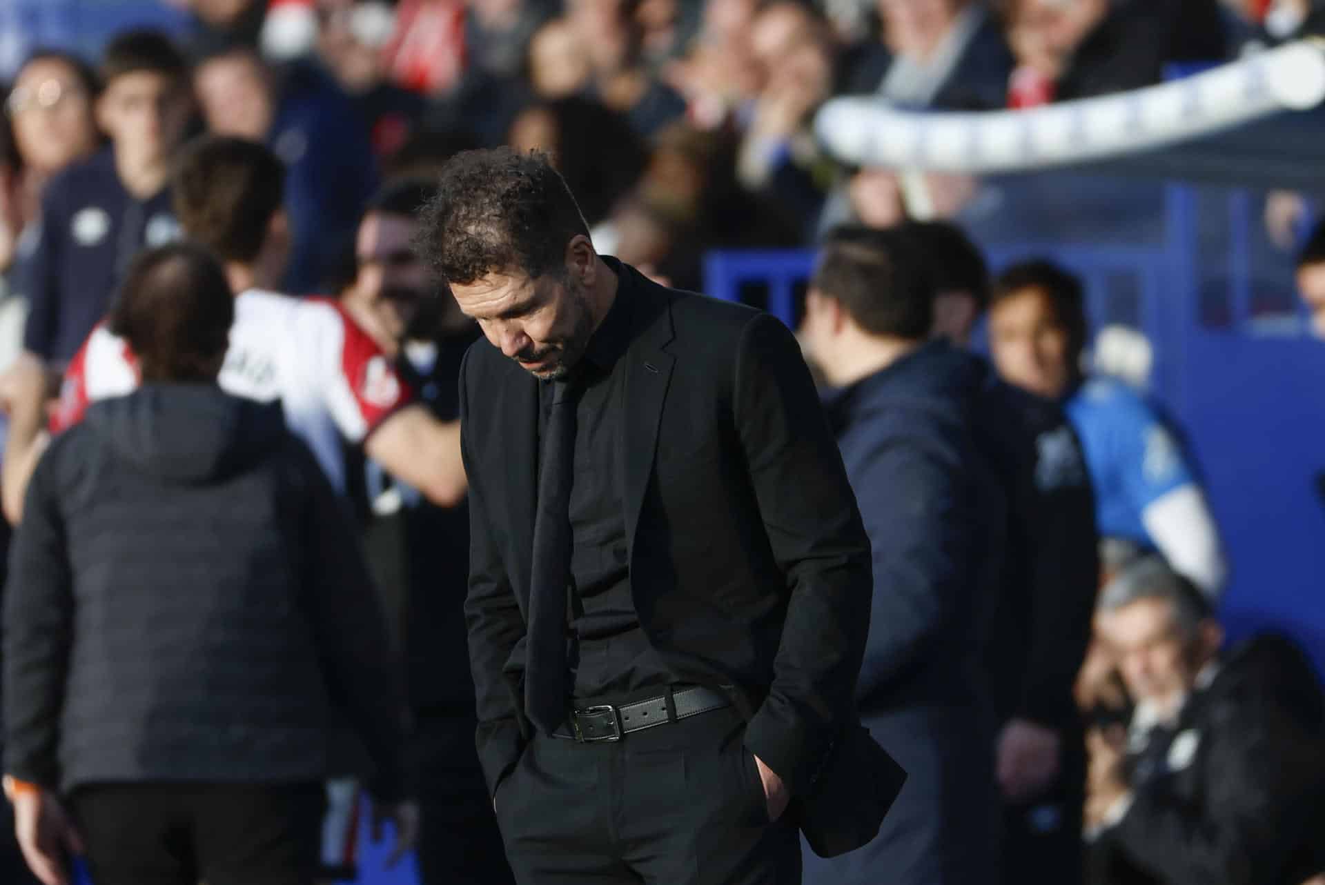 El entrenador del Atlético de Madrid, el argentino Diego Simeone, durante el partido de la jornada 24 de LaLiga que disputaron el Rayo Vallecano y el Atlético de Madrid, en el estadio Butarque de Leganés, este domingo. EFE/Mariscal