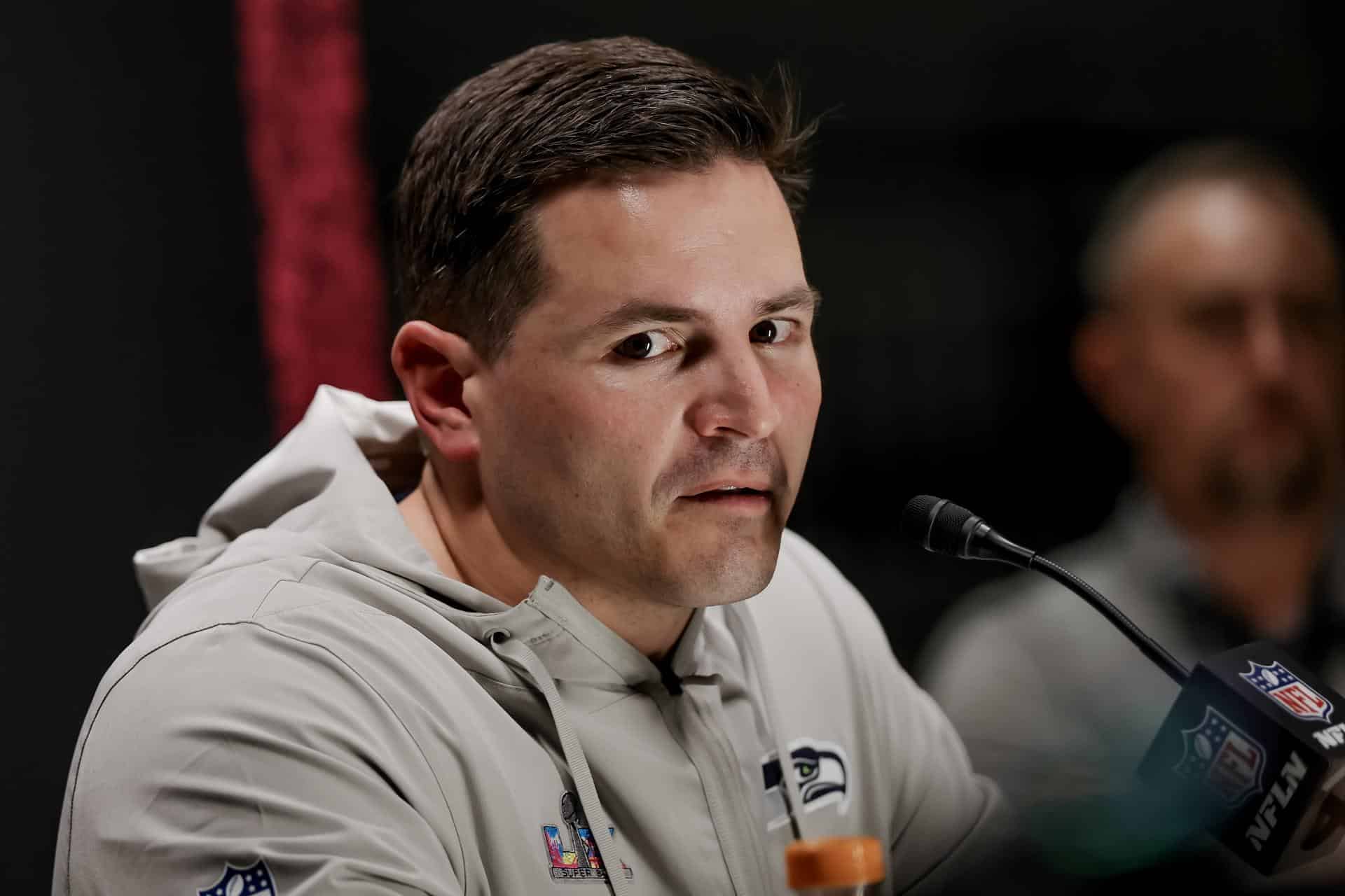 Fotografía del 2 de febrero en la que se observa al entrenador en jefe de los Seattle Seahawks, Mike MacDonald, al hablar durante el evento Opening Night de la Super Bowl LX de la National Football League (NFL) en San José, California (EE.UU.). EFE/JOHN G. MABANGLO
 
//////////
 
SAN JOSE (United States), 03/02/2026.- Seattle Seahawks head coach Mike MacDonald speaks during the National Football League's (NFL) Super Bowl LX Opening Night event in San Jose, California, USA, 02 February 2026. The AFC Champion New England Patriots will face the NFC Champion Seattle Seahawks in Super Bowl LX at Levi's Stadium in Santa Clara, California, USA, 08 Februay 2026. EFE/EPA/JOHN G. MABANGLO