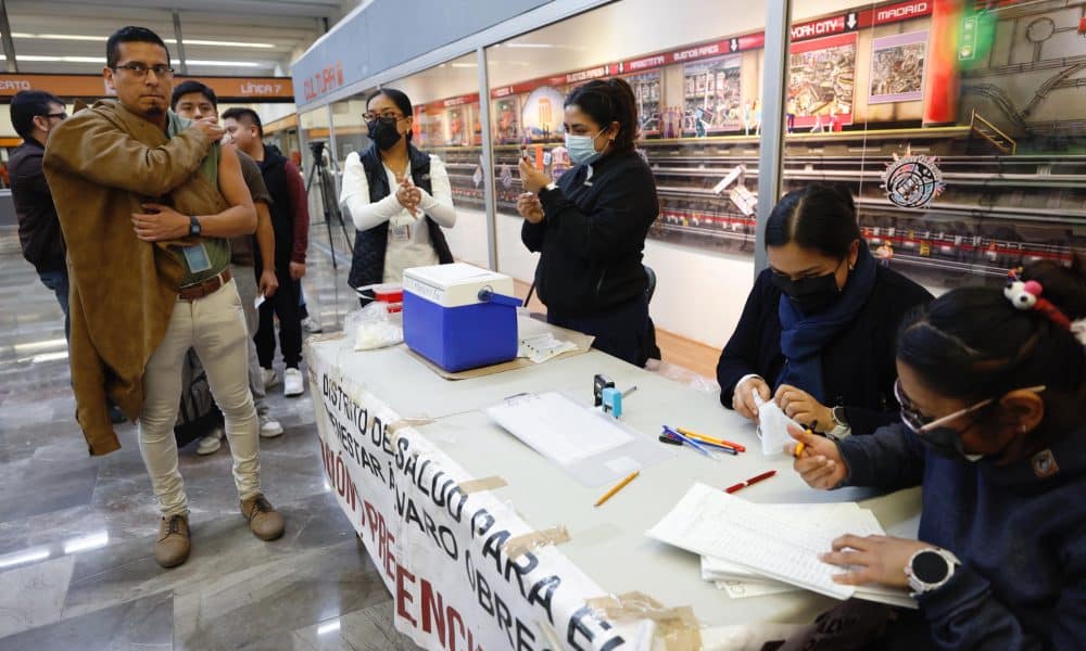 Personas hacen fila para recibir una vacuna contra el Sarampión este martes, en Ciudad de México (México). EFE/Sáshenka Gutiérrez