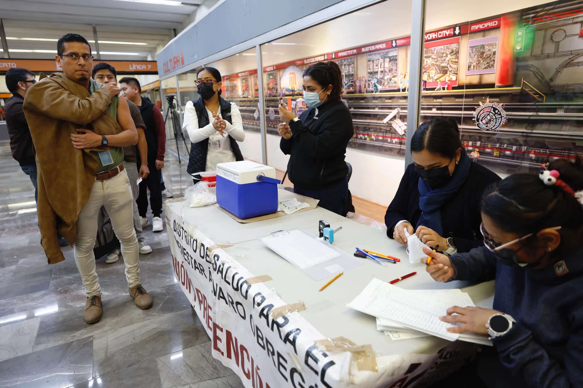 Personas hacen fila para recibir una vacuna contra el Sarampión este martes, en Ciudad de México (México). EFE/Sáshenka Gutiérrez