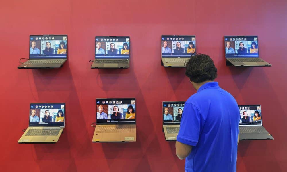 NUEVA DELHI (India), 17/02/2026.- Visitantes en el pabellón Snapdragon de la Cumbre de Impacto de la IA 2026, en el Bharat Mandapamt de Nueva Delhi. EFE/EPA/RAJAT GUPTA