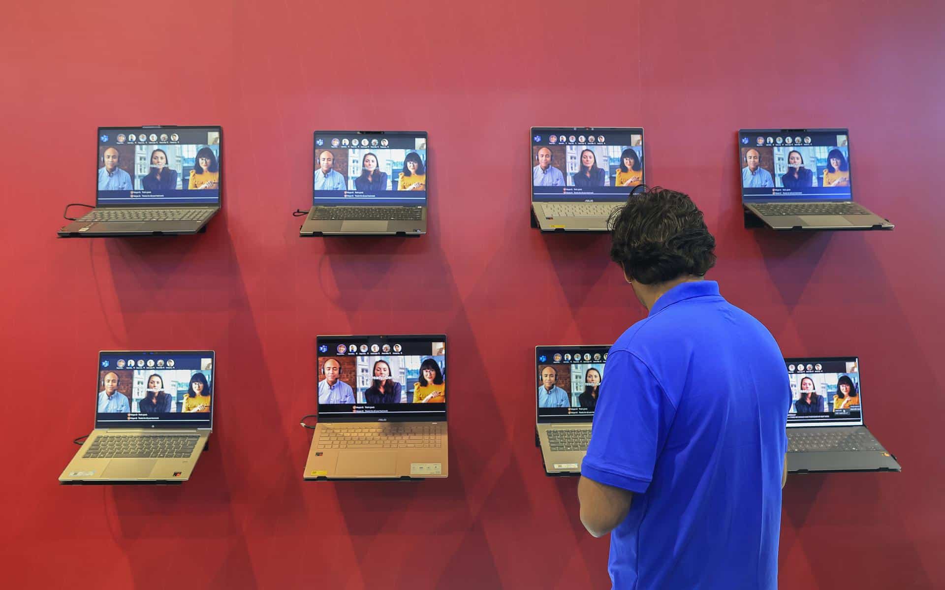 NUEVA DELHI (India), 17/02/2026.- Visitantes en el pabellón Snapdragon de la Cumbre de Impacto de la IA 2026, en el Bharat Mandapamt de Nueva Delhi. EFE/EPA/RAJAT GUPTA