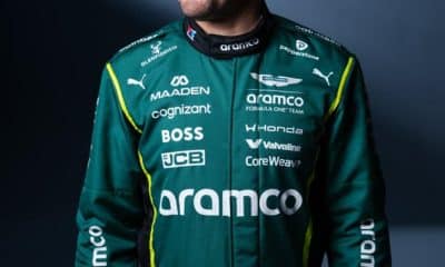 Fernando Alonso con el nuevo mono de Aston Martin para 2026. La presentación del equipo Aston Martin (Fernando Alonso y Lance Stroll) para el Mundial 2026 se celebrará en Dhahran (Arabia Saudí) este lunes a las 19.00 GMT. EFE/ Aston Martin Aramco F1 Team