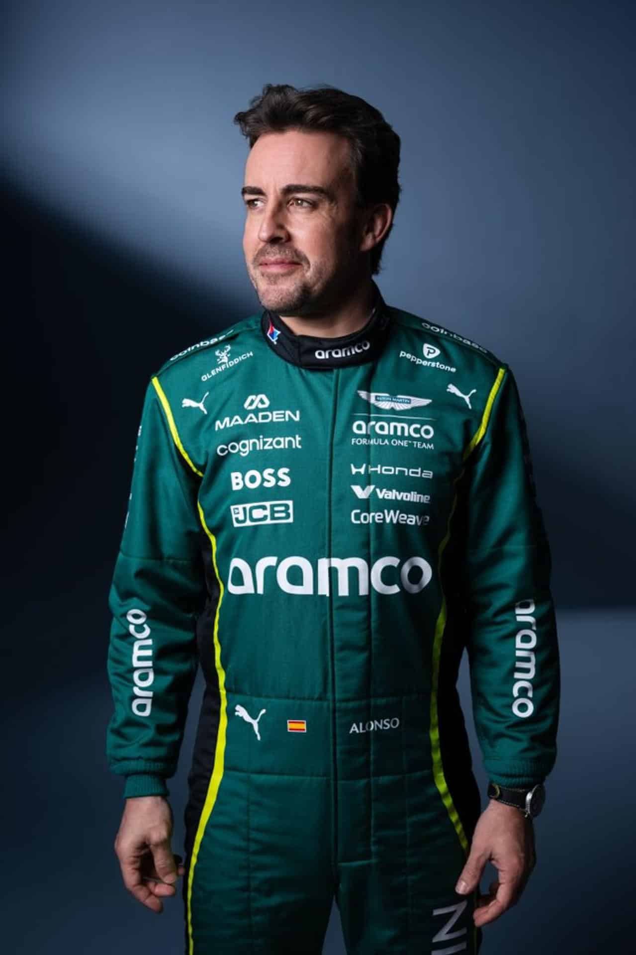 Fernando Alonso con el nuevo mono de Aston Martin para 2026. La presentación del equipo Aston Martin (Fernando Alonso y Lance Stroll) para el Mundial 2026 se celebrará en Dhahran (Arabia Saudí) este lunes a las 19.00 GMT. EFE/ Aston Martin Aramco F1 Team