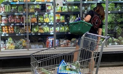 Fotografía de archivo de una mujer haciendo la compra en un supermercado. EFE/Antonio Lacerda