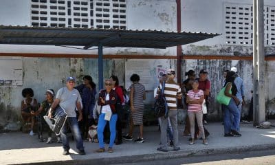 Personas esperan transporte público este martes, en La Habana (Cuba). Pequeñas empresas privadas cubanas confirmaron este jueves a EFE que ya han empezado a recibir en la isla combustible importado en medio del bloqueo petrolero de EE.UU. al país. EFE/ Ernesto Mastrascusa