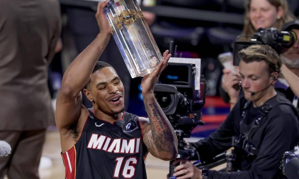 Keshad Johnson, con el trofeo que o acredita como ganador del concurso de mates del All-Star de la NBA. EFE/EPA/CHRIS TORRES