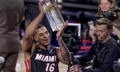 Keshad Johnson, con el trofeo que o acredita como ganador del concurso de mates del All-Star de la NBA. EFE/EPA/CHRIS TORRES