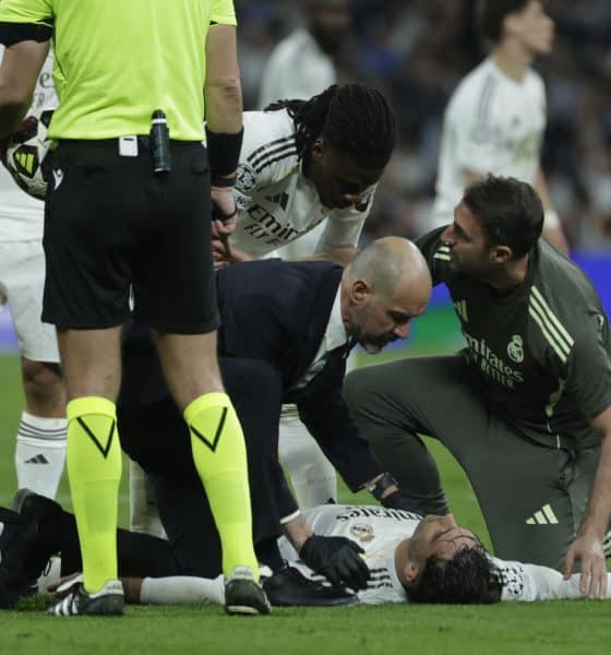 El defensa del Real Madrid Raúl Asencio (en el suelo) es atendido durante el partido de vuelta de la fase de acceso a los octavos de la Liga de Campeones que Real Madrid y Benfica disputaron en el estadio Santiago Bernabéu. EFE/Juanjo Martín