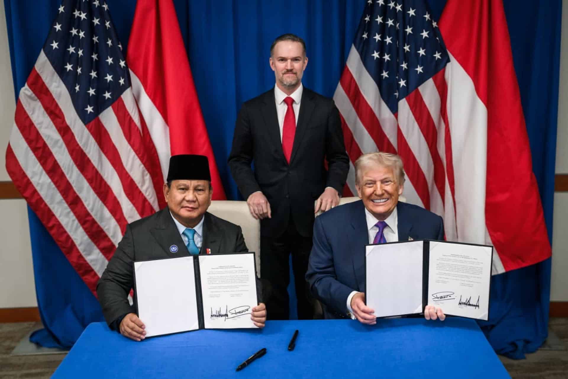 AME7172. WASHINGTON (ESTADOS UNIDOS), 19/02/2026.- Fotografía cedida por el Gobierno de Indonesia de su mandatario Prabowo Subianto posando junto al presidente de los Estados Unidos, Donald Trump, durante la firma de acuerdos este jueves, en Washington (Estados Unidos). Indonesia y EE.UU. han firmado alrededor de una decena de acuerdos para inversiones en proyectos en semiconductores, minerales estratégicos y agricultura, entre otros sectores, durante la visita de Subianto a Washington. EFE/ Gobierno de Indonesia / SOLO USO EDITORIAL/ NO VENTAS/ SOLO DISPONIBLE PARA ILUSTRAR LA NOTICIA QUE ACOMPAÑA (CRÉDITO OBLIGATORIO)