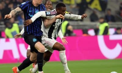 El jugador del Inter Milan Lessandro Bastoni (I) ante el jugador del Juventus Pierre Kalulu durante el partido de la Serie A que han jugado Inter y Juventus en el Giuseppe Meazza stadium en Milan, Italia. EFE/EPA/MATTEO BAZZI