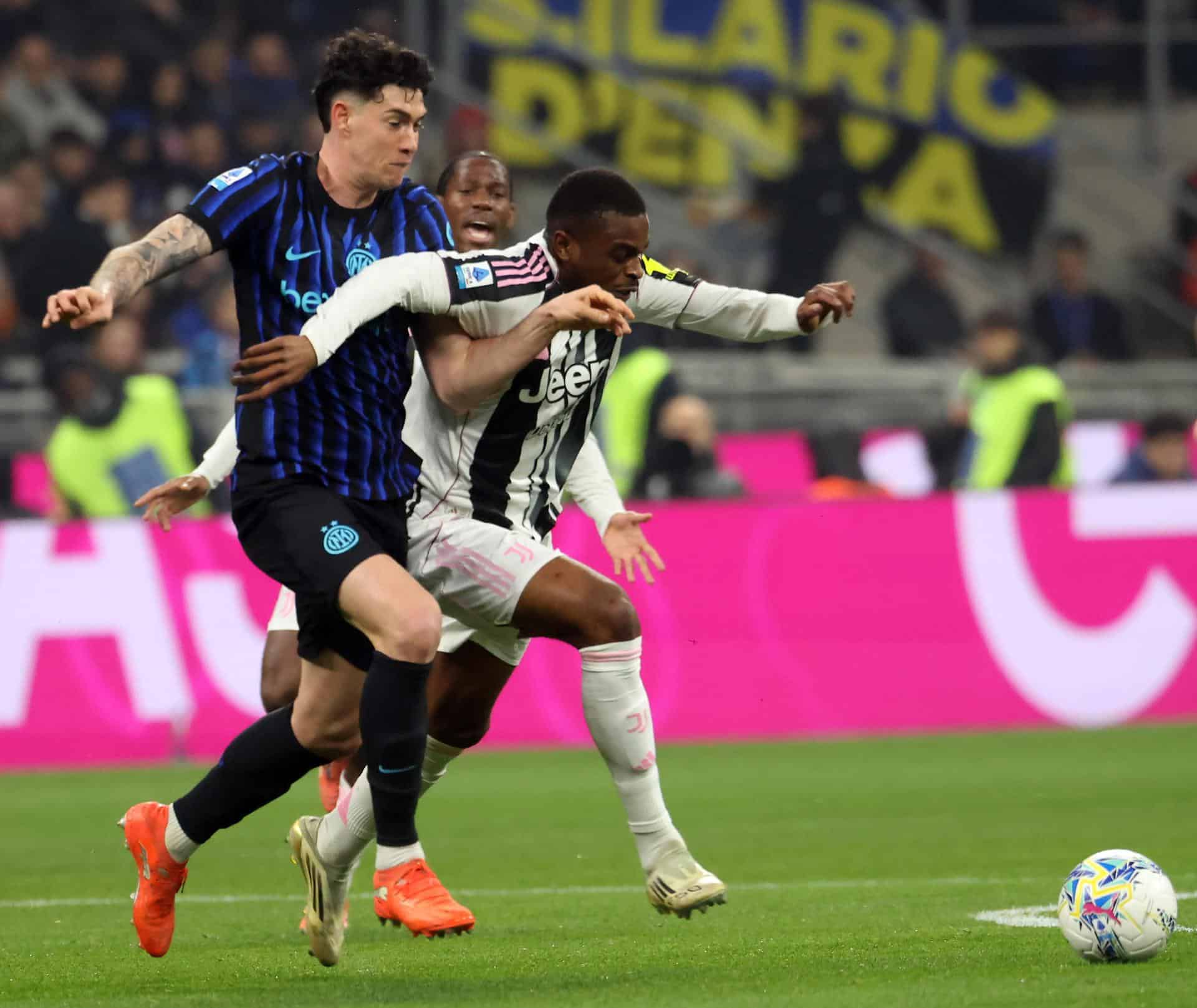 El jugador del Inter Milan Lessandro Bastoni (I) ante el jugador del Juventus Pierre Kalulu durante el partido de la Serie A que han jugado Inter y Juventus en el Giuseppe Meazza stadium en Milan, Italia. EFE/EPA/MATTEO BAZZI
