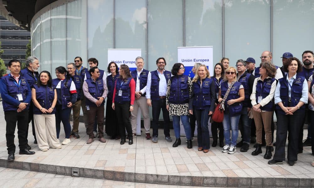 Integrantes de la Misión de Observación Electoral de la Unión Europea (UE) posan previo a una rueda de prensa este miércoles, en Bogotá (Colombia). EFE/ Carlos Ortega