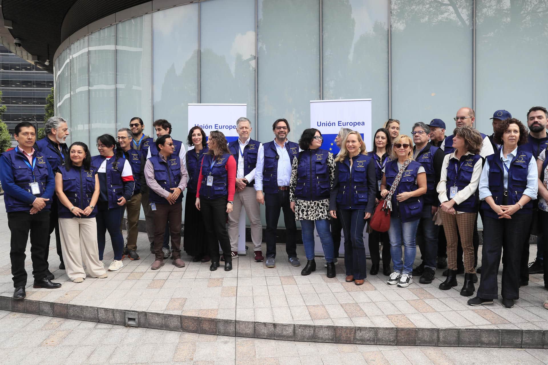 Integrantes de la Misión de Observación Electoral de la Unión Europea (UE) posan previo a una rueda de prensa este miércoles, en Bogotá (Colombia). EFE/ Carlos Ortega