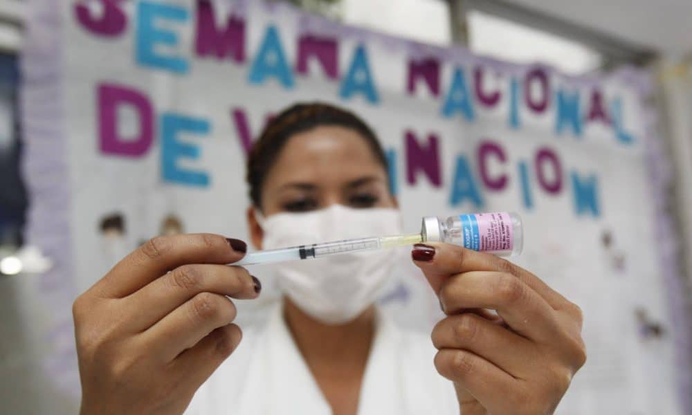 Una funcionaría de salud prepara una vacuna contra la "influenza". Imagen de archivo. EFE/Ulises Ruiz Basurto