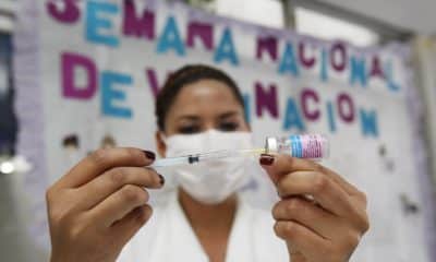 Una funcionaría de salud prepara una vacuna contra la "influenza". Imagen de archivo. EFE/Ulises Ruiz Basurto