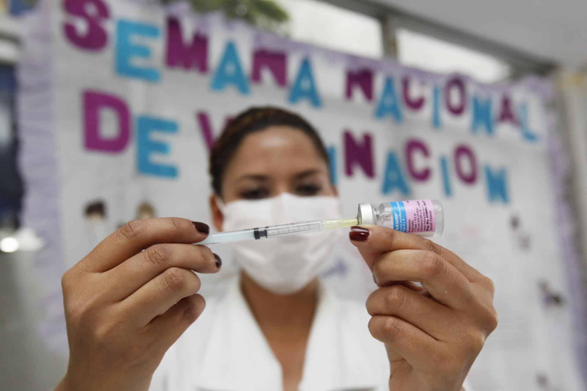 Una funcionaría de salud prepara una vacuna contra la "influenza". Imagen de archivo. EFE/Ulises Ruiz Basurto