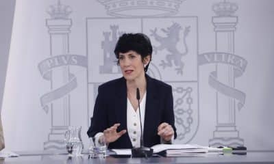 La portavoz del Gobierno y ministra de Inclusión, Seguridad Social y Migraciones, Elma Saiz (c), durante la rueda de prensa convocada tras la reunión del Consejo de Ministros, este martes, en el complejo del Palacio de la Moncloa. EFE/Javier Lizón