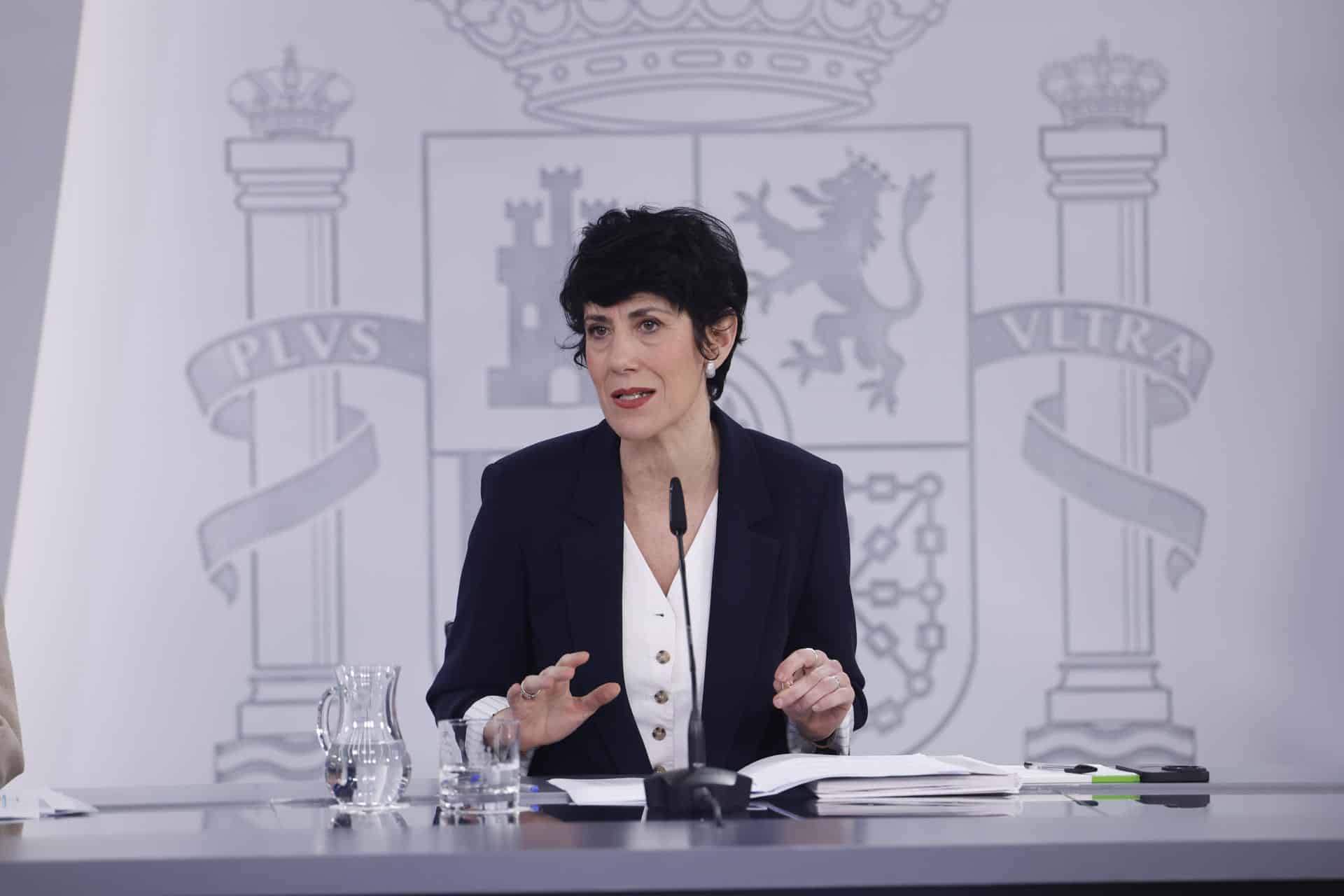 La portavoz del Gobierno y ministra de Inclusión, Seguridad Social y Migraciones, Elma Saiz (c), durante la rueda de prensa convocada tras la reunión del Consejo de Ministros, este martes, en el complejo del Palacio de la Moncloa. EFE/Javier Lizón