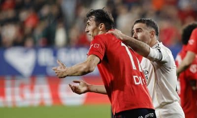 El delantero croata de Osasuna Ante Budimir y Dani Carvajal, del Real Madrid, durante el partido de la jornada 25 de LaLiga que disputaron CA Osasuna y Real Madrid, este sábado en el estadio de El Sadar de Pamplona. EFE/Villar López
