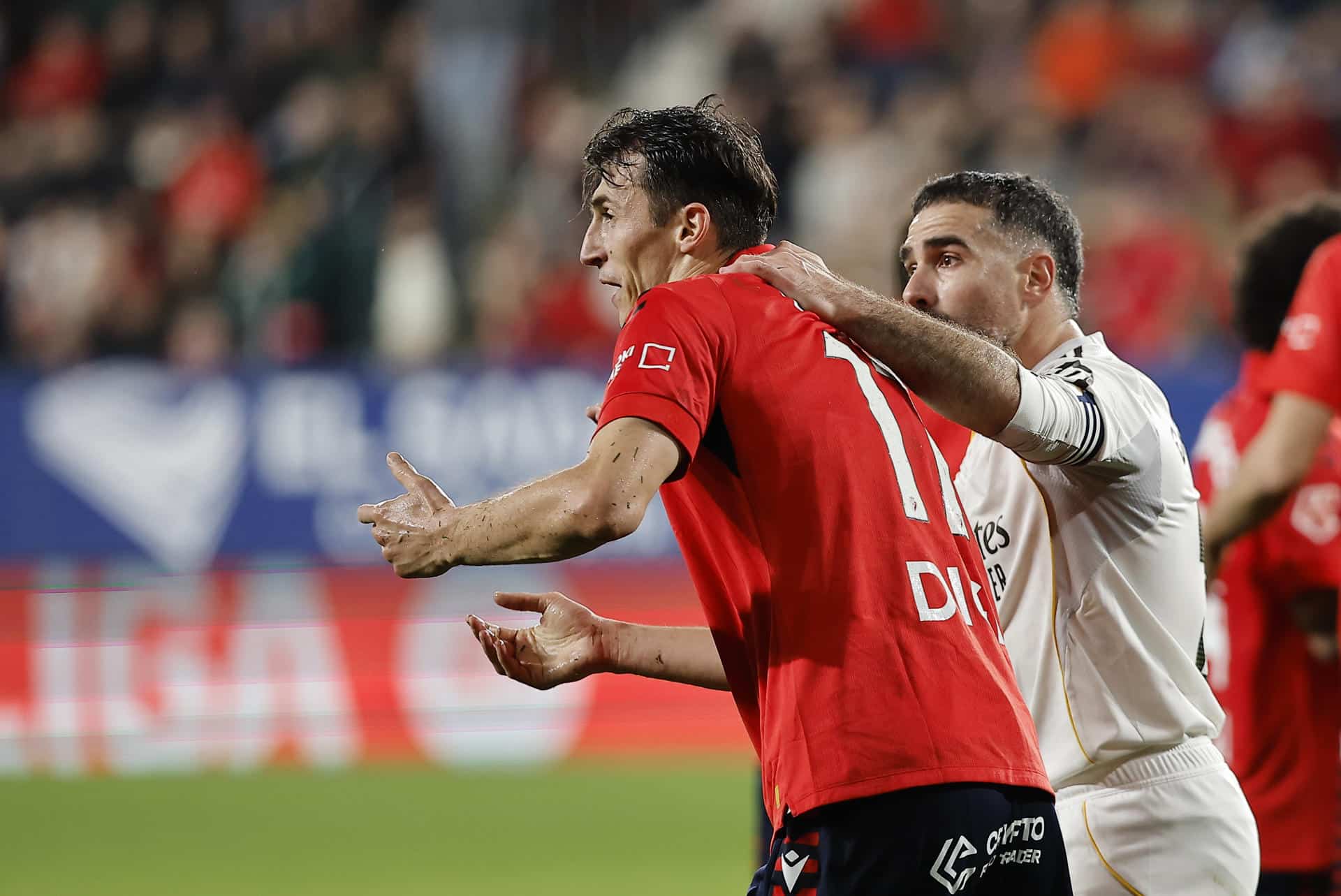 El delantero croata de Osasuna Ante Budimir y Dani Carvajal, del Real Madrid, durante el partido de la jornada 25 de LaLiga que disputaron CA Osasuna y Real Madrid, este sábado en el estadio de El Sadar de Pamplona. EFE/Villar López