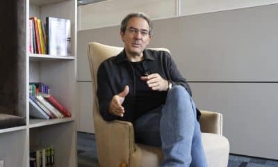 El escritor colombiano Juan Gabriel Vásquez habla durante una entrevista con EFE este miércoles, en Bogotá (Colombia). EFE/ Mauricio Dueñas Castañeda