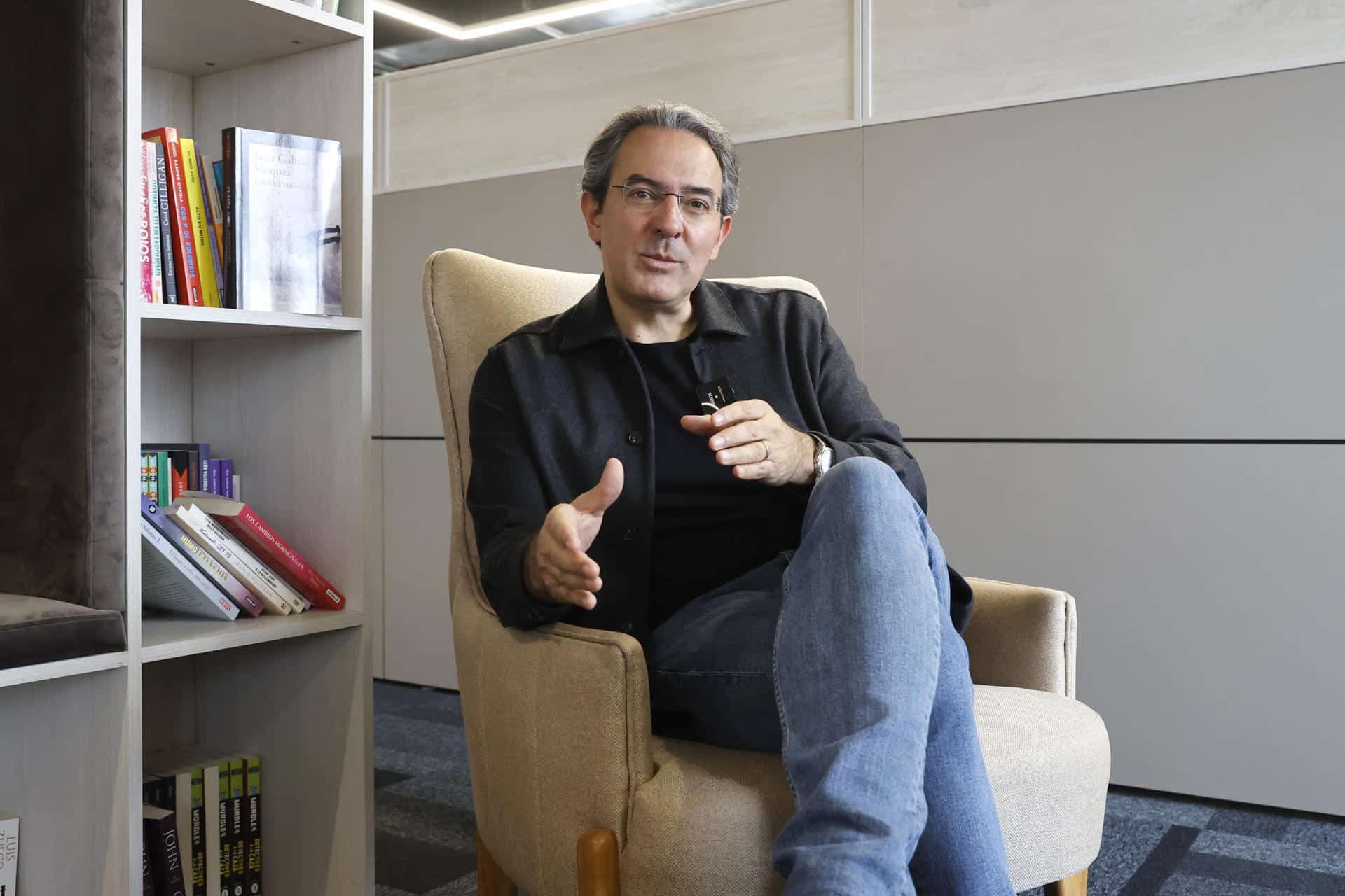 El escritor colombiano Juan Gabriel Vásquez habla durante una entrevista con EFE este miércoles, en Bogotá (Colombia). EFE/ Mauricio Dueñas Castañeda