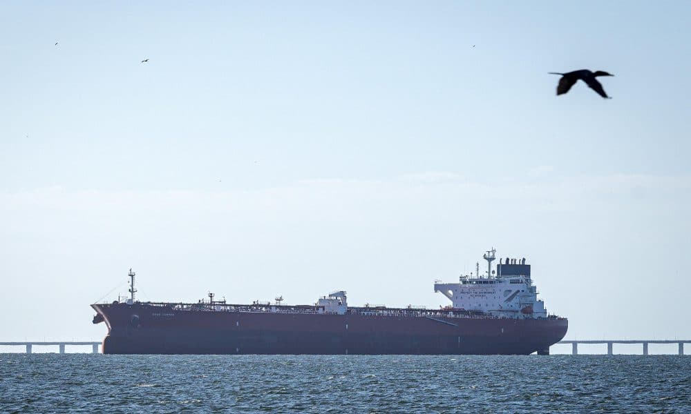 Fotografía de archivo que muestra un barco que transporta petroleo en Maracaibo (Venezuela). EFE/ Henry Chirinos