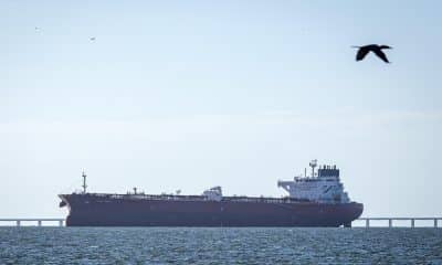 Fotografía de archivo que muestra un barco que transporta petroleo en Maracaibo (Venezuela). EFE/ Henry Chirinos